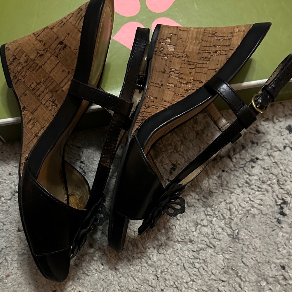 Naturalizer Black Leather Floral Slingback Heels w/cork design heels. Size 6.5M - Picture 6 of 7